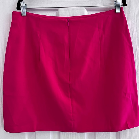 Hot pink mini skirt with split - Picture 3 of 9